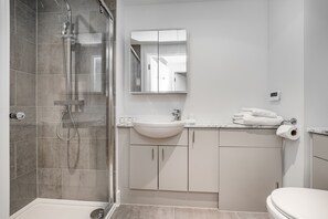Standard Apartment | Bathroom | Shower, free toiletries, hair dryer, towels