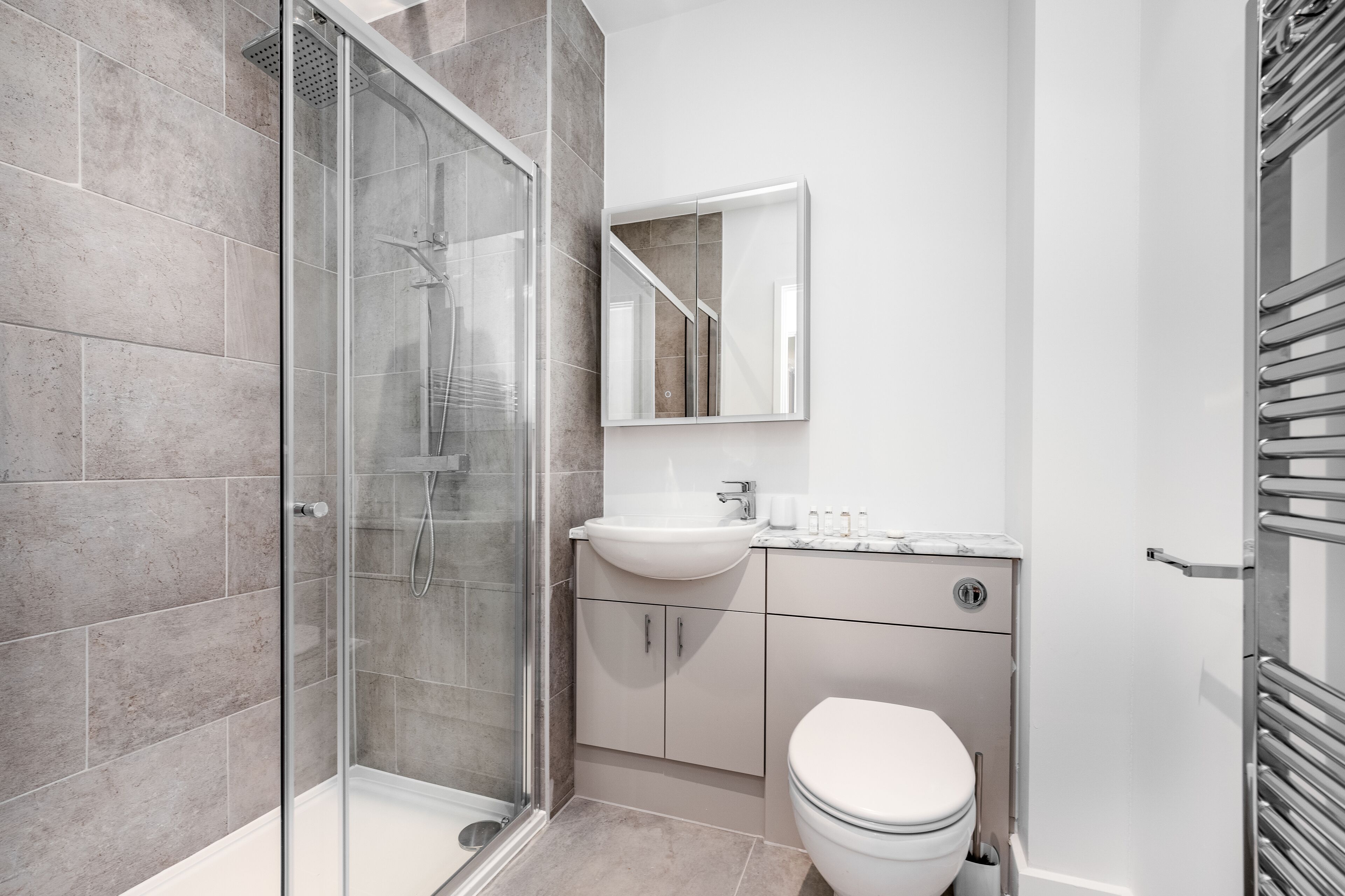Standard-Apartment | Badezimmer | Dusche, kostenlose Toilettenartikel, Haartrockner, Handtücher