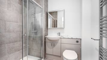 Appartement Standard | Salle de bain | Douche, articles de toilette gratuits, sèche-cheveux