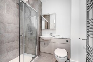 Appartement Standard | Salle de bain | Douche, articles de toilette gratuits, sĂšche-cheveux