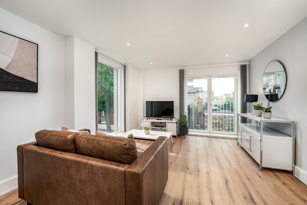 標準公寓 | 起居區 | 43-吋智慧型電視、數位頻道、電視