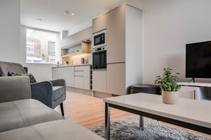 Apartemen Standar | Area keluarga | Smart TV 43-inci dengan saluran TV digital dan TV