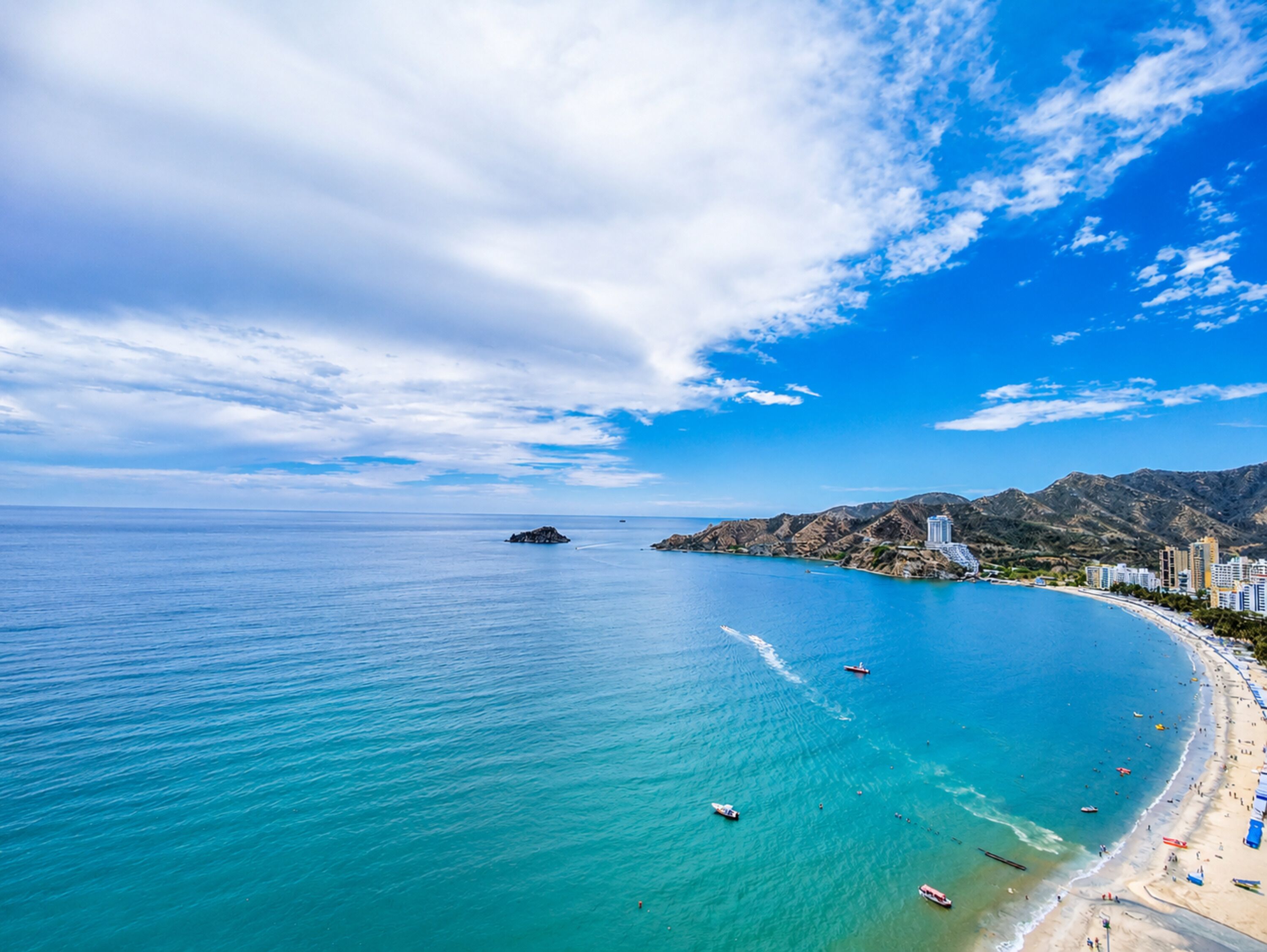 Ubicación a pie de playa y arena blanca