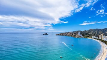 Ubicación a pie de playa y arena blanca