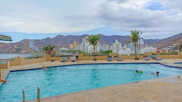 2 outdoor pools