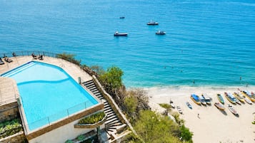 2 outdoor pools