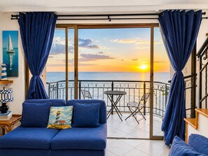 Apartamento panorâmico, 2 quartos | Área de estar | TV de tela plana 32 polegadas com canais a cabo, TV