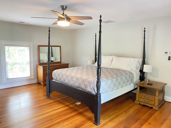 4 bedrooms, desk, iron/ironing board, travel cot