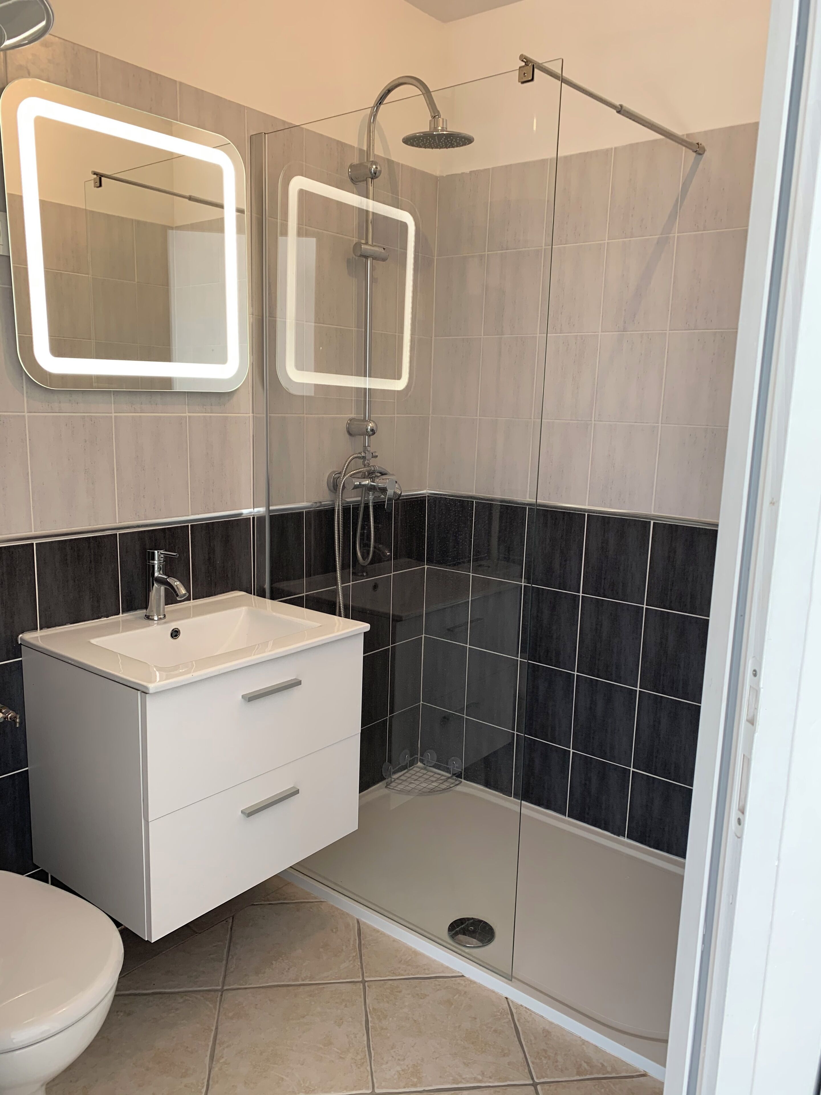 Een douche,  milieuvriendelijk toiletgerief, een haardroger, handdoeken