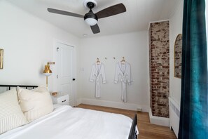 2 slaapkamers, een strijkplank/strijkijzer, wifi, beddengoed