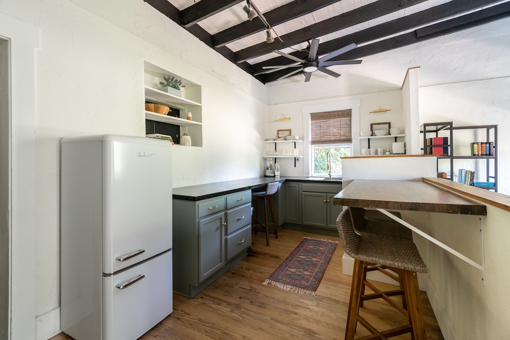 Downtown Bellefonte Modern Loft- 9 miles to PSU