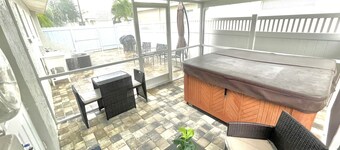 Adorable studio in downtown Cape Coral, FL ! 5 minutes from the beach !!