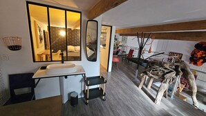 Ein modernes Badezimmer mit einem großen Spiegel, einem Waschbecken und Holzboden.