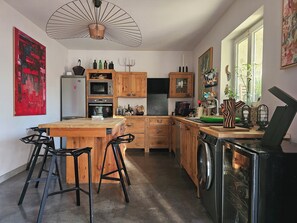 Fridge, microwave, oven, stovetop - Loft, Design collection, artist's studio, 15' from beaches and Montpellier center  (Saint-Jean-de-Védas)