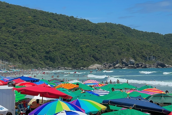 Nær stranden og hvit sand