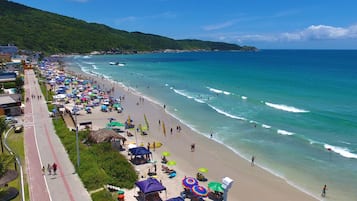 Playa en los alrededores y playa de arena blanca
