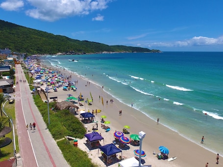 Una playa cerca, arena blanca