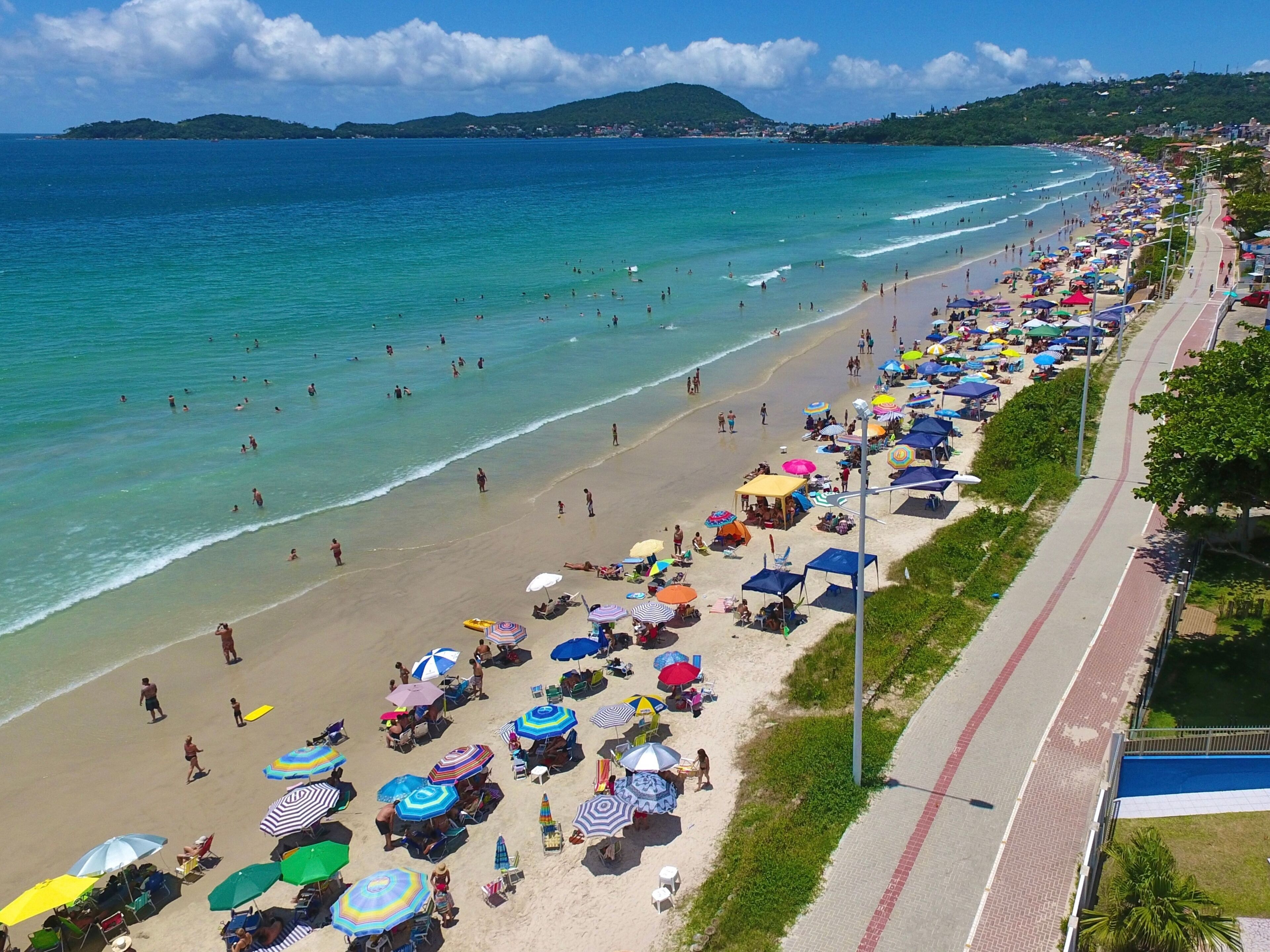 Perto da praia, areia branca 