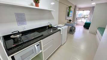 Frigobar, microondas, placa de cocina, utensilios de cocina