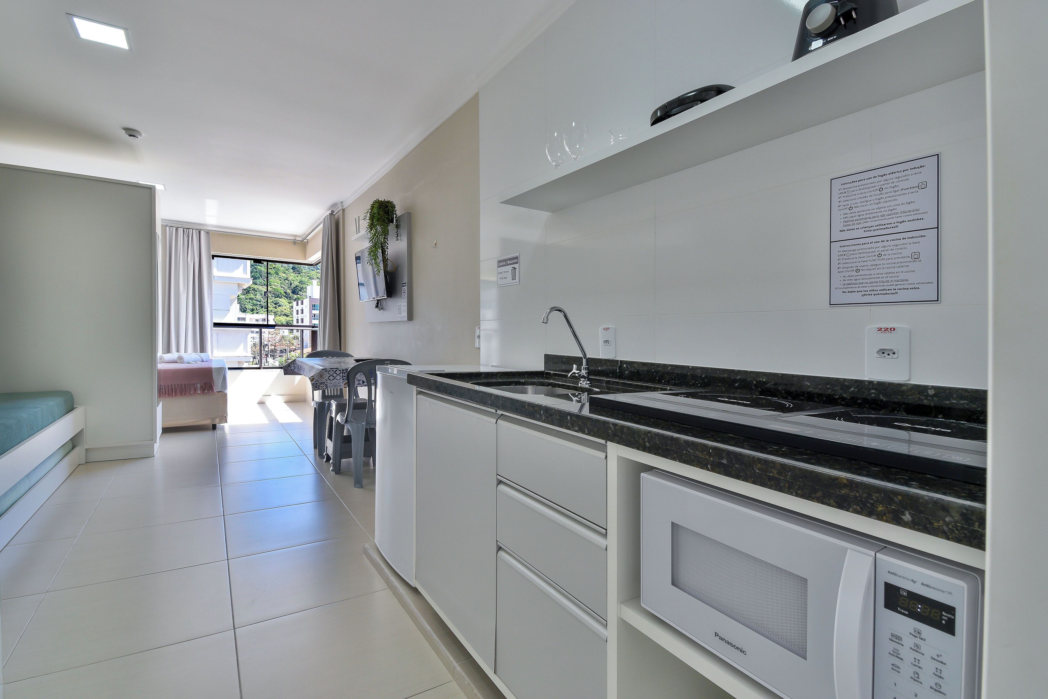 Premier-studiosviitti | Yksilöllisesti sisustettu, yksilöllisesti kalustettu, pimennysverhot