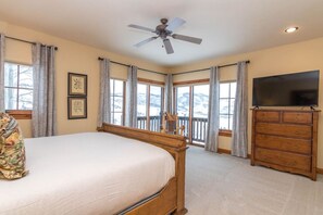 5 chambres, bureau, fer et planche à repasser, lit de bébé portatif