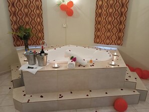 Superior Room, 1 King Bed, Non Smoking | Bathroom | Shower, free toiletries - Hotel Castillo Real (Punta Cana)