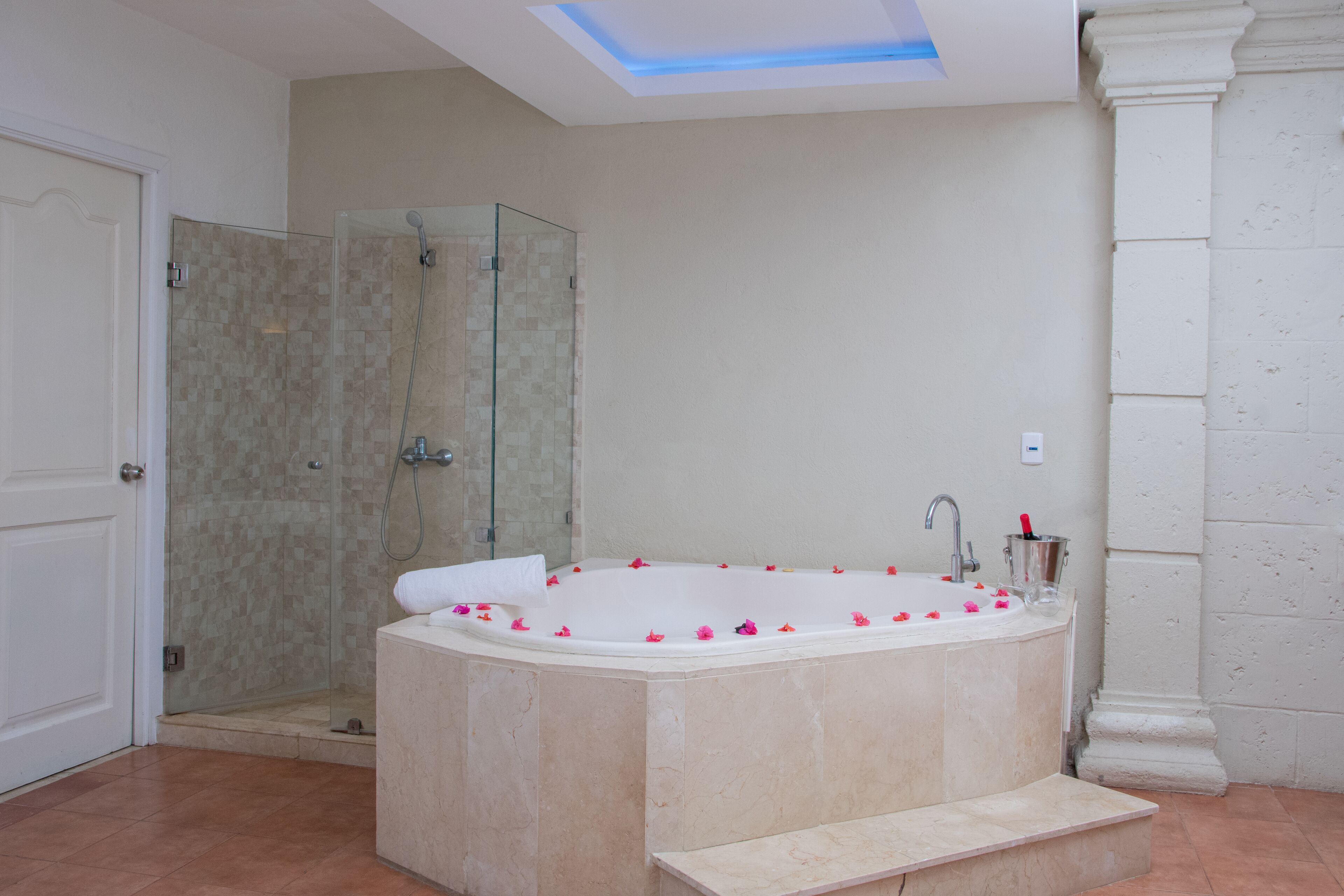 Superior Room, 1 King Bed, Non Smoking | Bathroom | Shower, free toiletries
