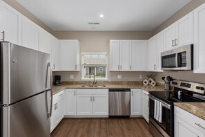 Premium Condo | Private kitchen | Fridge, microwave, oven, stovetop - The Reserve Flats (Grandville)