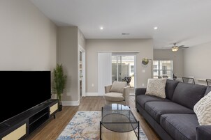 标准公寓式客房 | 起居区 | 55-英寸智能电视（配备数码频道）、电视、流媒体服务