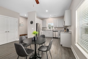 Standard-Apartment | Essbereich im Zimmer