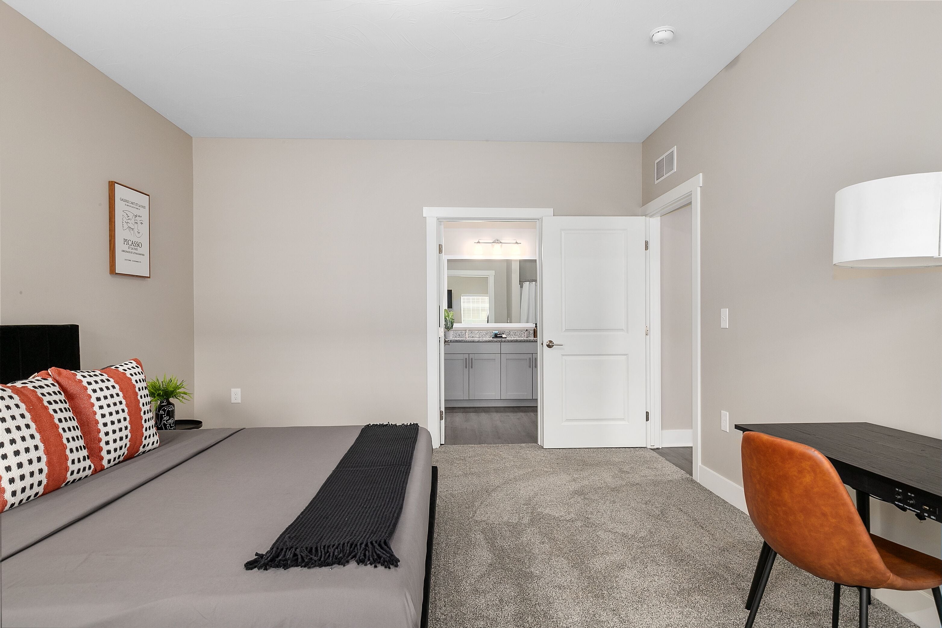 Condo estándar | Camas con efecto memoria, decoración personalizada y muebles diferentes 