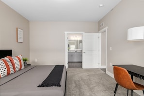 Standard-Apartment | Betten mit Memory-Foam-Matratzen, individuell dekoriert