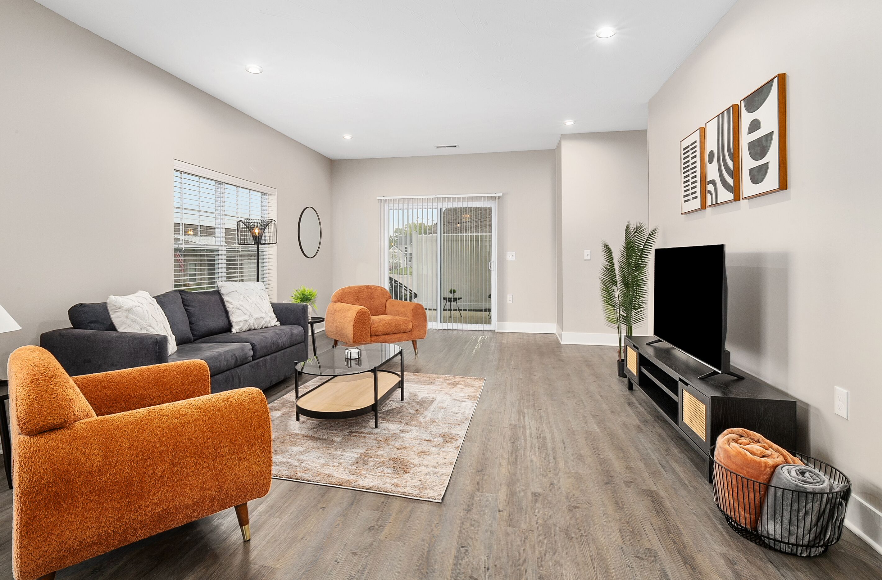 Condo estándar | Área de sala de estar | Smart TV de 55 pulgadas con canales digitales y televisión 