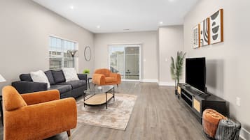 Condo estándar | Área de sala de estar | Smart TV de 55 pulgadas con canales digitales y televisión