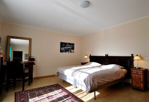 3 habitaciones, escritorio y tabla de planchar con plancha 