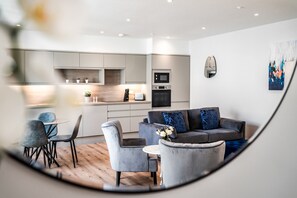 Lägenhet Superior | Vardagsrum | 43-tums smart-tv med digitalkanaler och tv