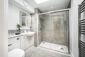 Superior Apartment | Bathroom | Shower, free toiletries, hair dryer, slippers - Citystay Living - Holland Place (Cambridge)