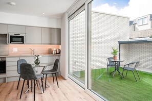 Lägenhet Superior | Vardagsrum | 43-tums smart-tv med digitalkanaler och tv