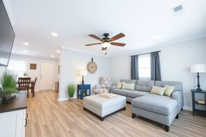 Smart TV, books - Fenced Backyard • BBQ • Pet OK • Near Airport (Charlotte)
