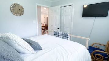 3 bedrooms, desk, iron/ironing board, travel cot