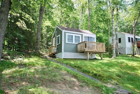 Exterior. Spacious 1 Bedroom Cottage Close to Everything 3