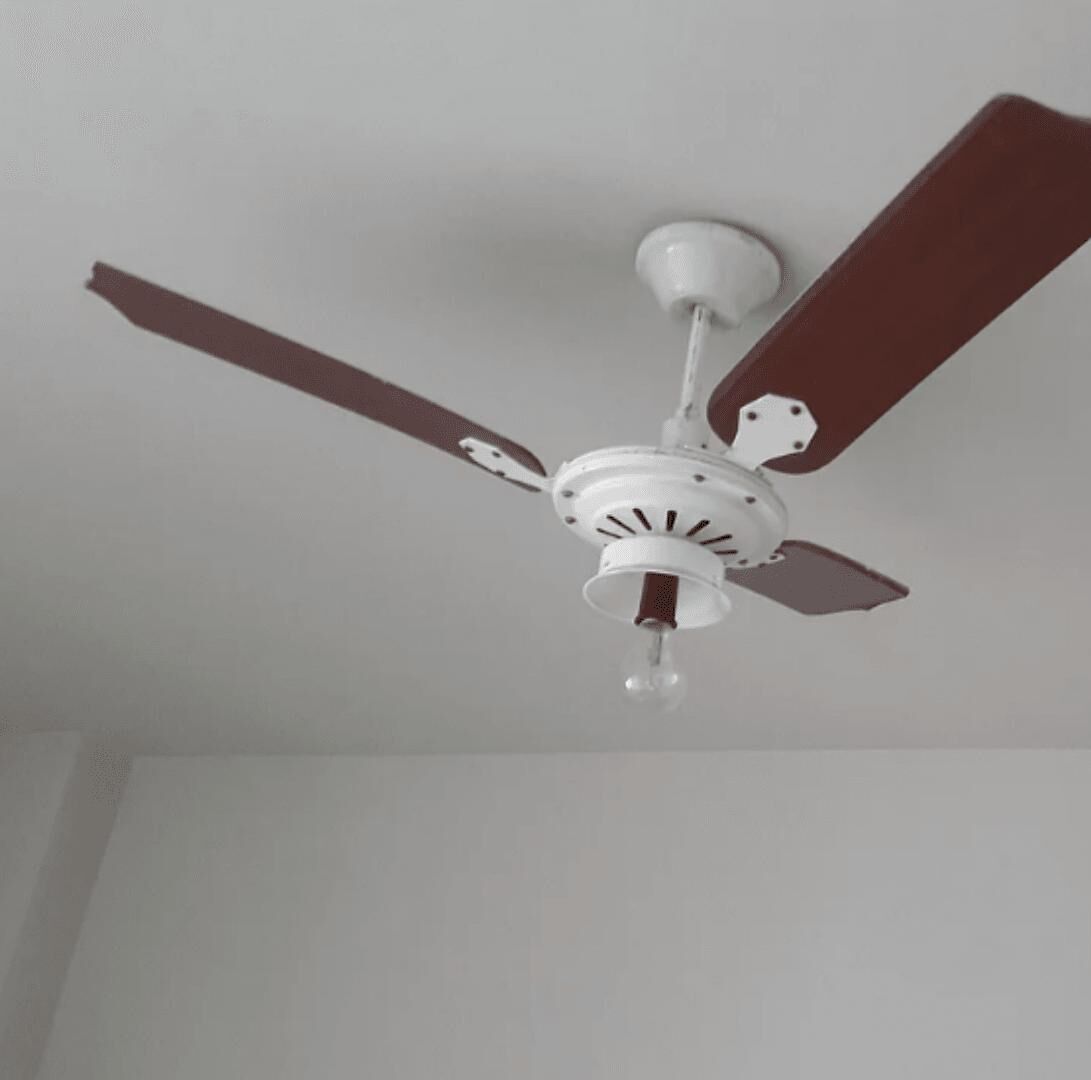 Una ventola a soffitto con illuminazione.