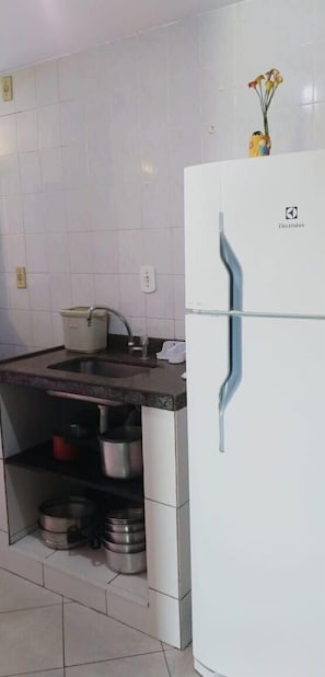 Departamento básico | Cocina privada | Frigobar, microondas, licuadora y utensilios de cocina 