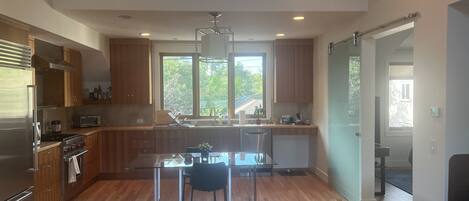 Een koelkast, een microgolfoven, een oven, een kookplaat