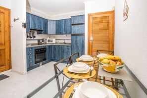 Frigorífico, microondas, horno y placa de cocina