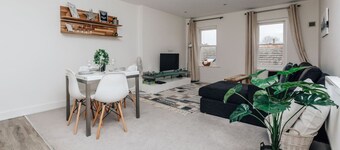 Central Modern Flat Sleeps 6 - Dedicated Parking - From 125 Per Night