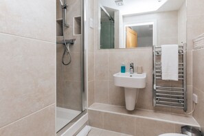 2 bedrooms - Central Modern Flat Sleeps 6 - Dedicated Parking - From 125 Per Night (Henley-on-Thames)