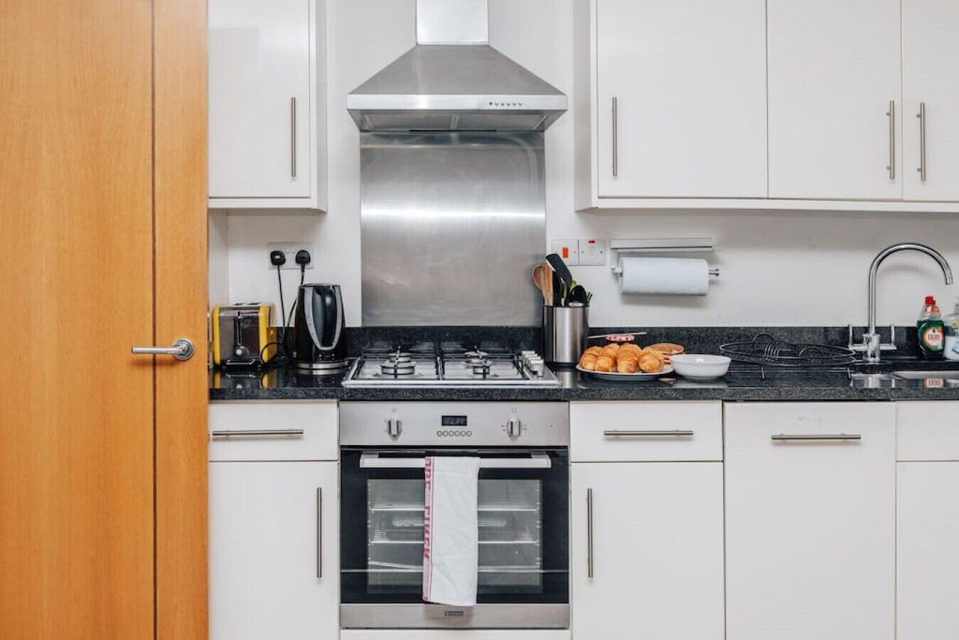 Central Modern Flat Sleeps 6 - Dedicated Parking