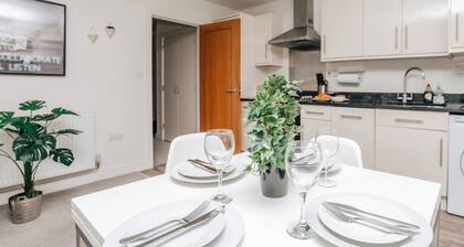 Central Modern Flat Sleeps 6 - Dedicated Parking - From 125 Per Night