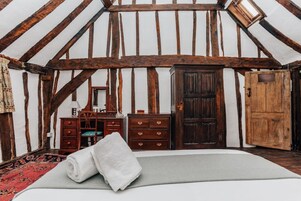 Apartment | 2 bedrooms, desk